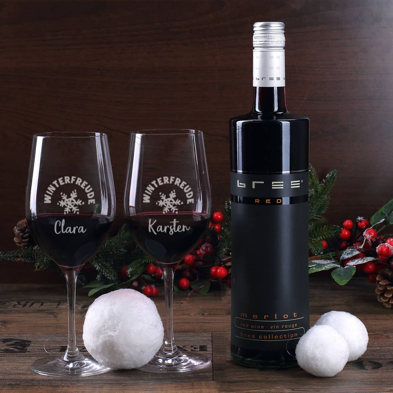 Zwei Weingläser und BREE Weinflasche