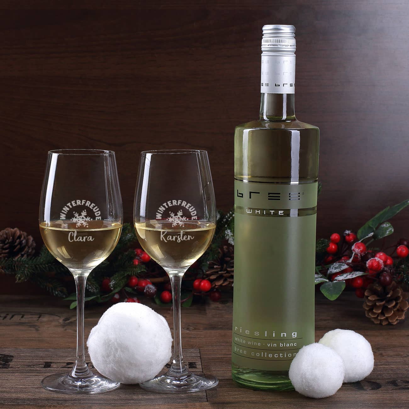 Zwei Weingläser und BREE Weinflasche