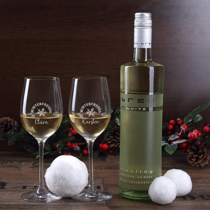 Zwei Weingläser und BREE Weinflasche