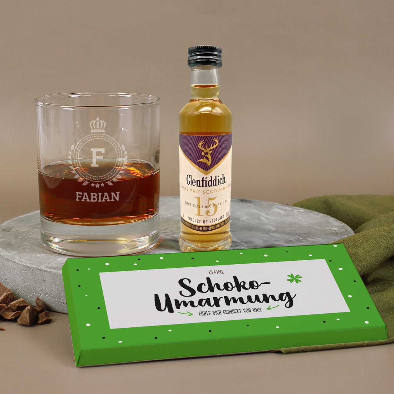 Whisky-Geschenkset zum Abschied mit Glenfiddich, graviertem Glas und Schokolade