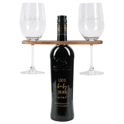 Personalisierte Weinflasche mit Wunschtext, Weingläser mit Namen und Weinbutler