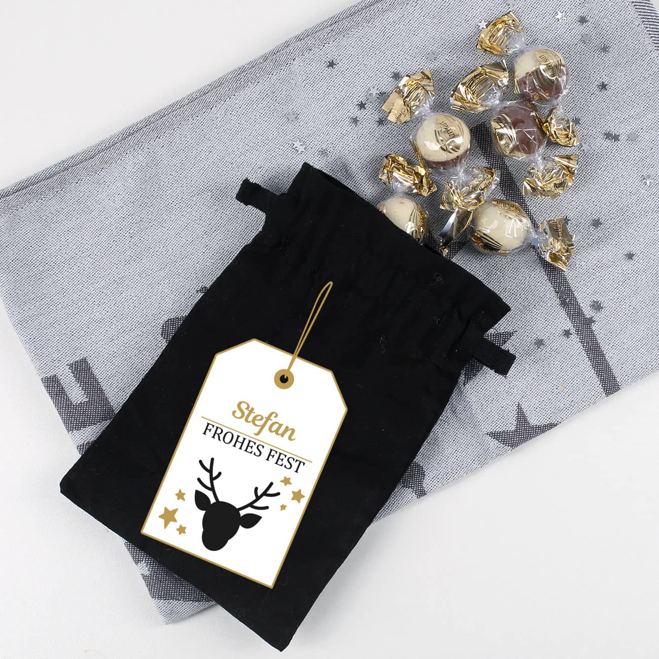 Kleiner Stoffsack mit Haselnusspralinen gefüllt