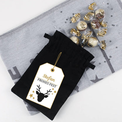 Kleiner Stoffsack mit Haselnusspralinen gefüllt