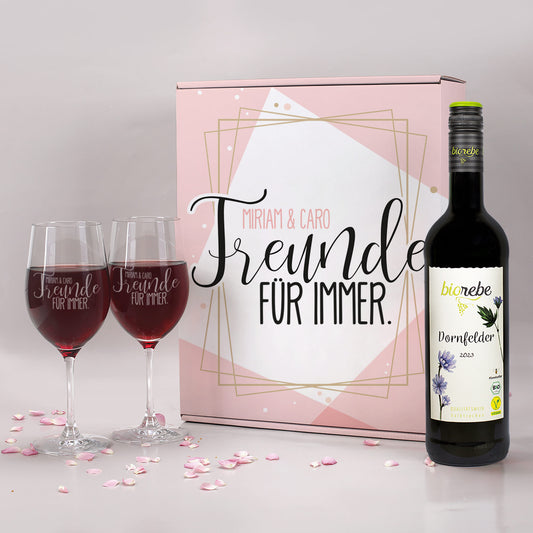 Geschenkset mit gravierten Weingläsern „Freunde für immer“, Biorebe Rotwein Dornfelder 2023 und rosa Geschenkbox mit Namen Miriam & Caro