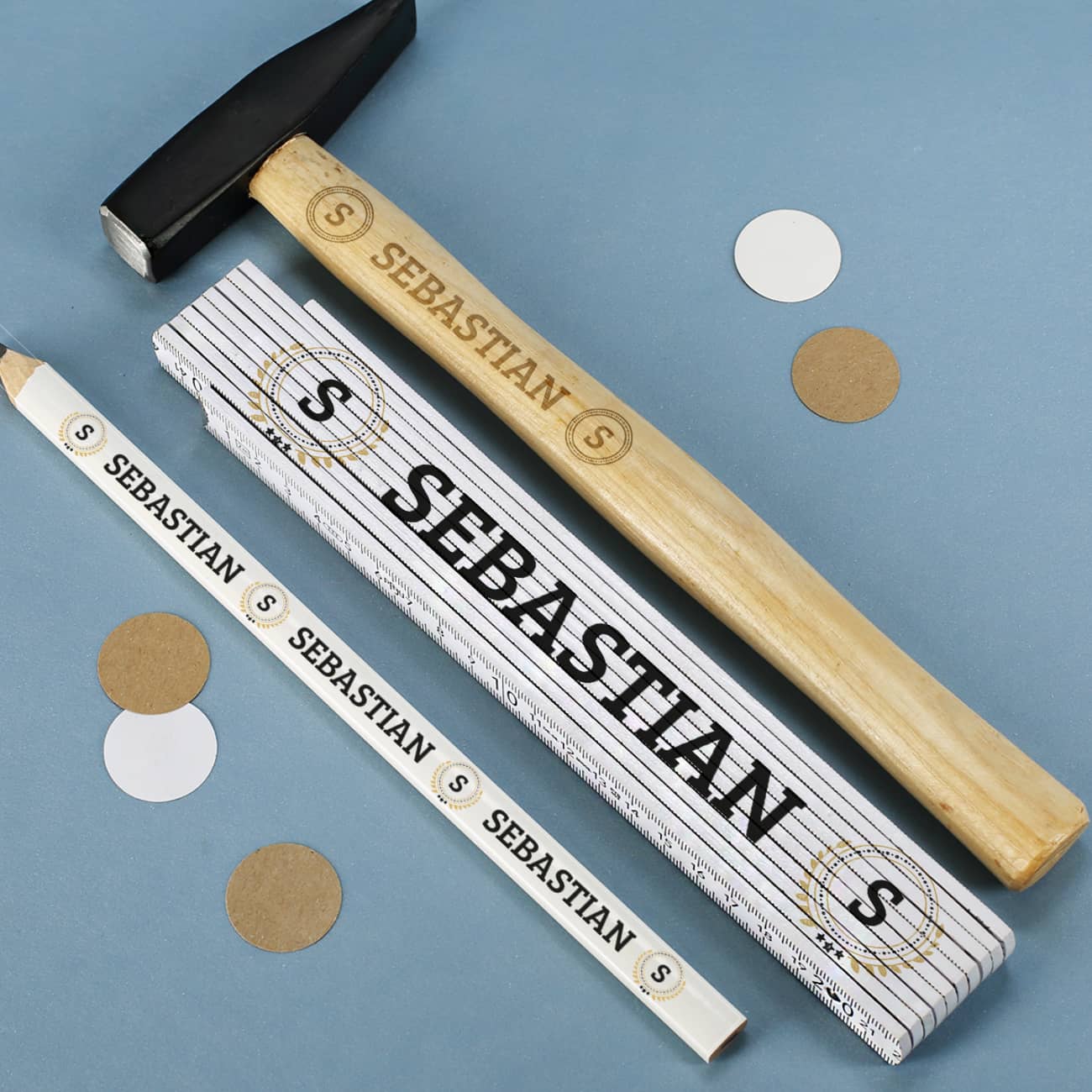 Hammer, Zollstock und Bleistift mit Name und Initial personalisiert