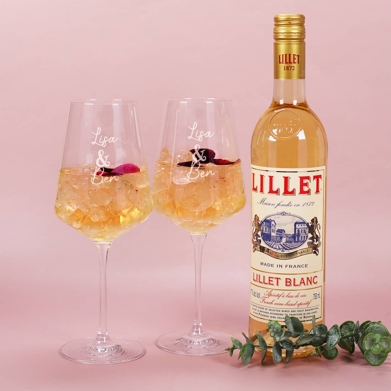 Zwei Weingläser der Marke Leonardo mit Namensgravur und Lillet Blanc