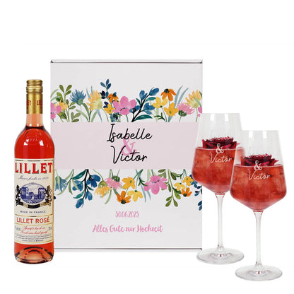 Tolles Geschenk zu Hochzeit mit blumiger Präsentbox, einer Flasche Lillet und zwei gravierten Gläsern