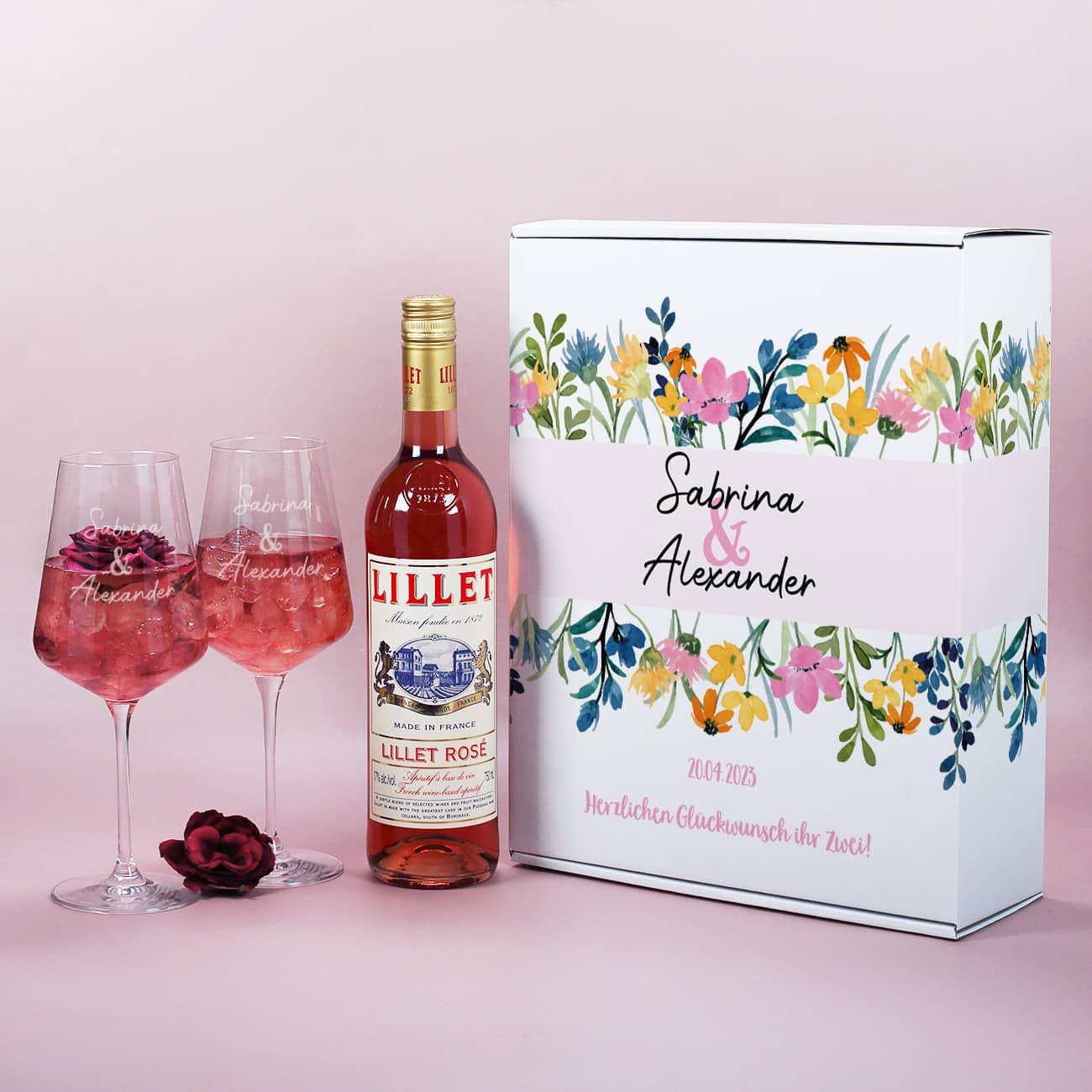 Persönliches Präsent zur Hochzeit mit Lillet Rosé, Ihren Wunschangaben und tollen Wildblumen gestaltet