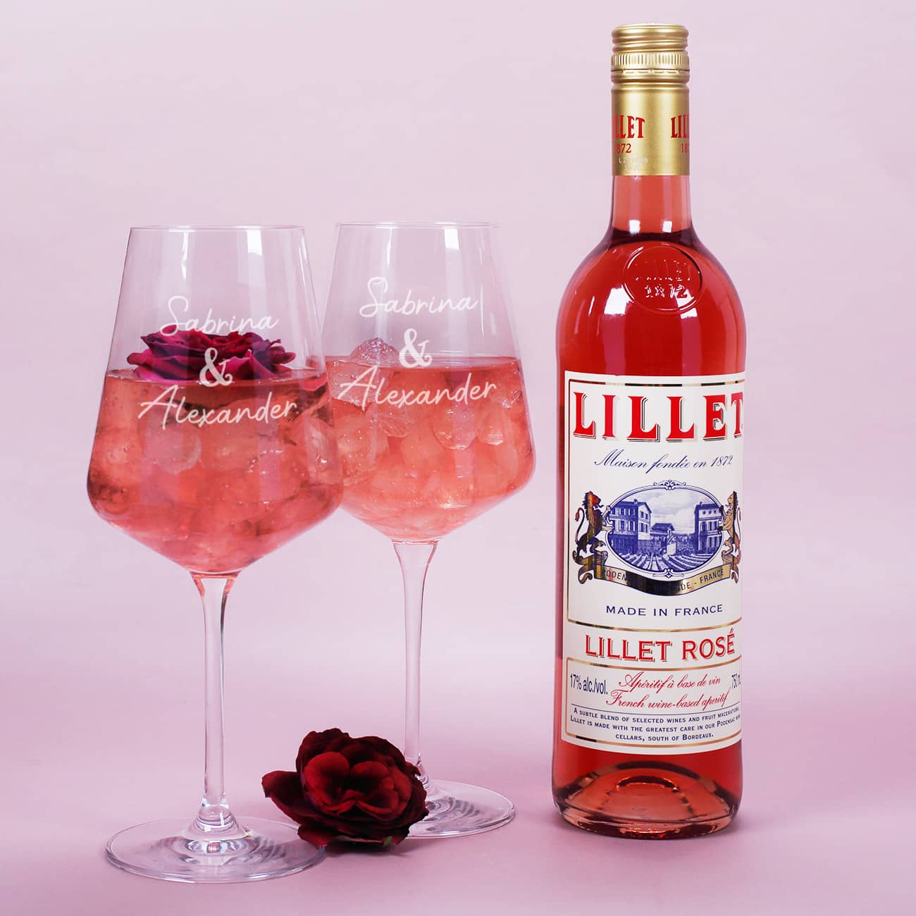 Eine Flasche Lillet Rosé mit zwei gravierten Weingläsern