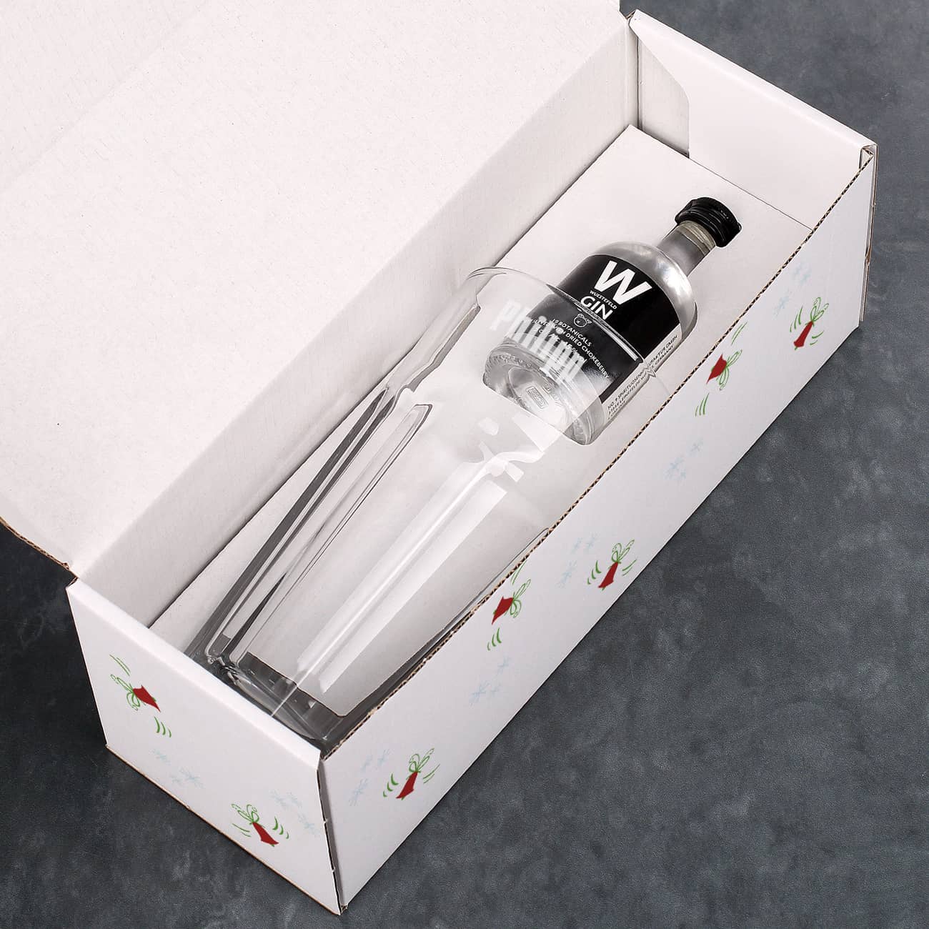 Gin und gravierzem Glas in transportsicherer Geschenkverpackung