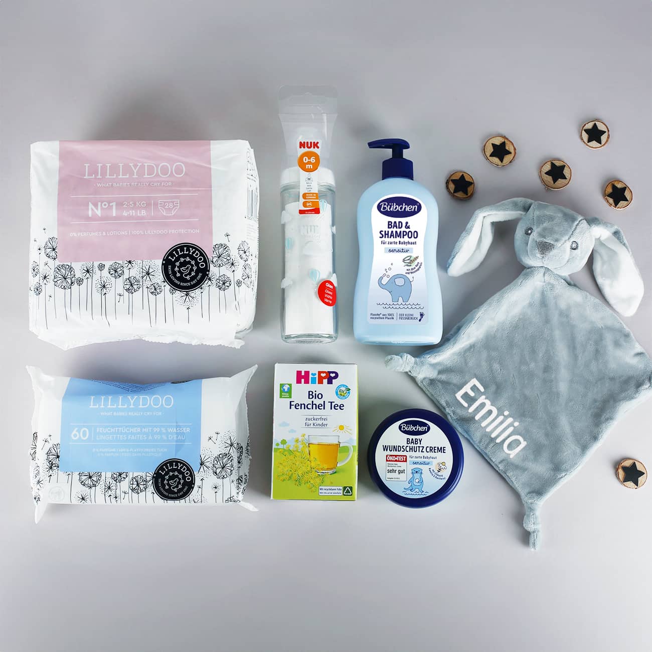 Babyartikel und besticktes Schnuffeltuch