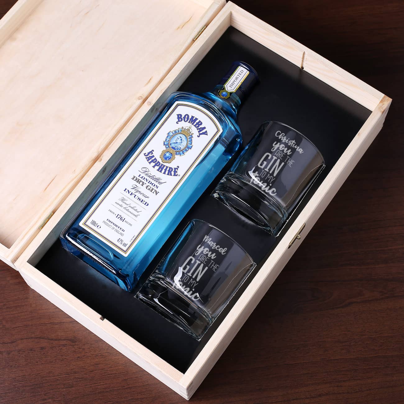Gin-Geschenkset in bedruckter Holzkiste mit zwei Gläsern und Bombay Gin