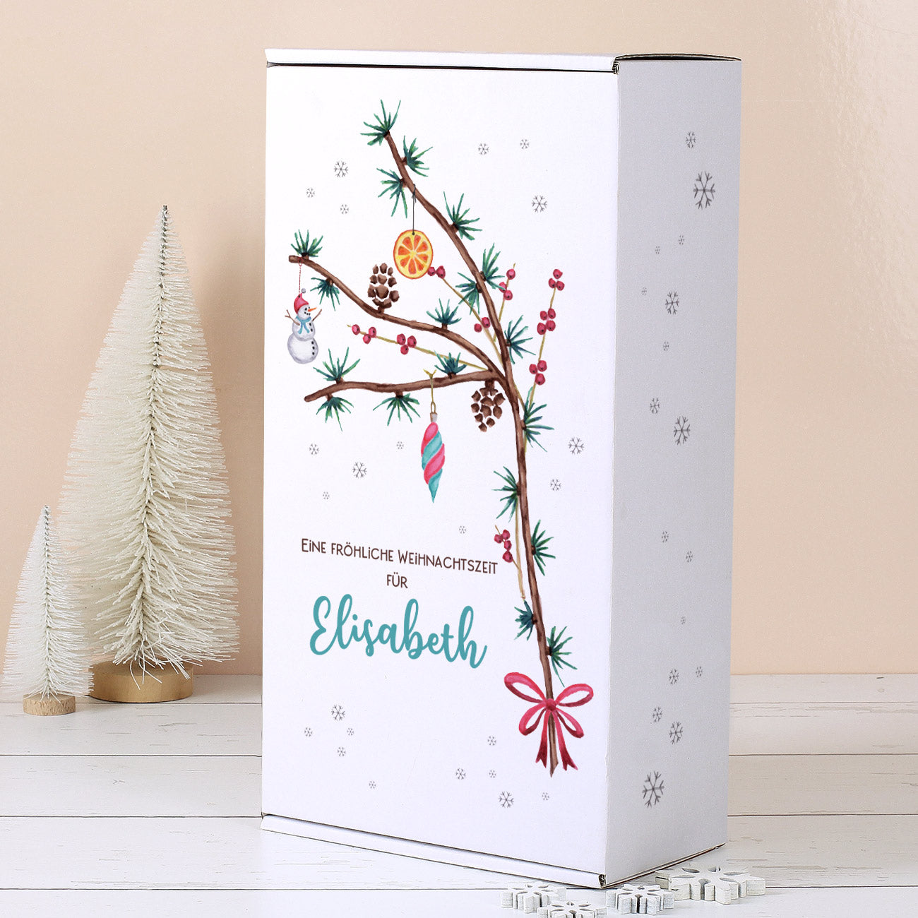 Geschenkbox Weihnachten mit Tannenzweig, Anhängern und Schneeflocken, Text „Eine fröhliche Weihnachtszeit für Elisabeth“