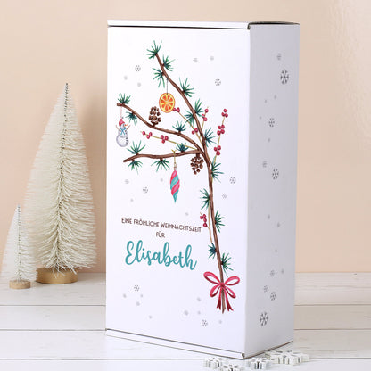 Geschenkbox Weihnachten mit Tannenzweig, Anhängern und Schneeflocken, Text „Eine fröhliche Weihnachtszeit für Elisabeth“