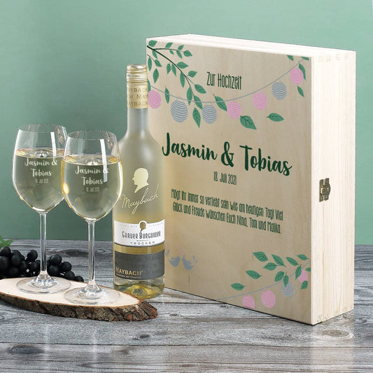 Gravierte Weingläser und Wein in festlicher Holzverpackung zur Hochzeit