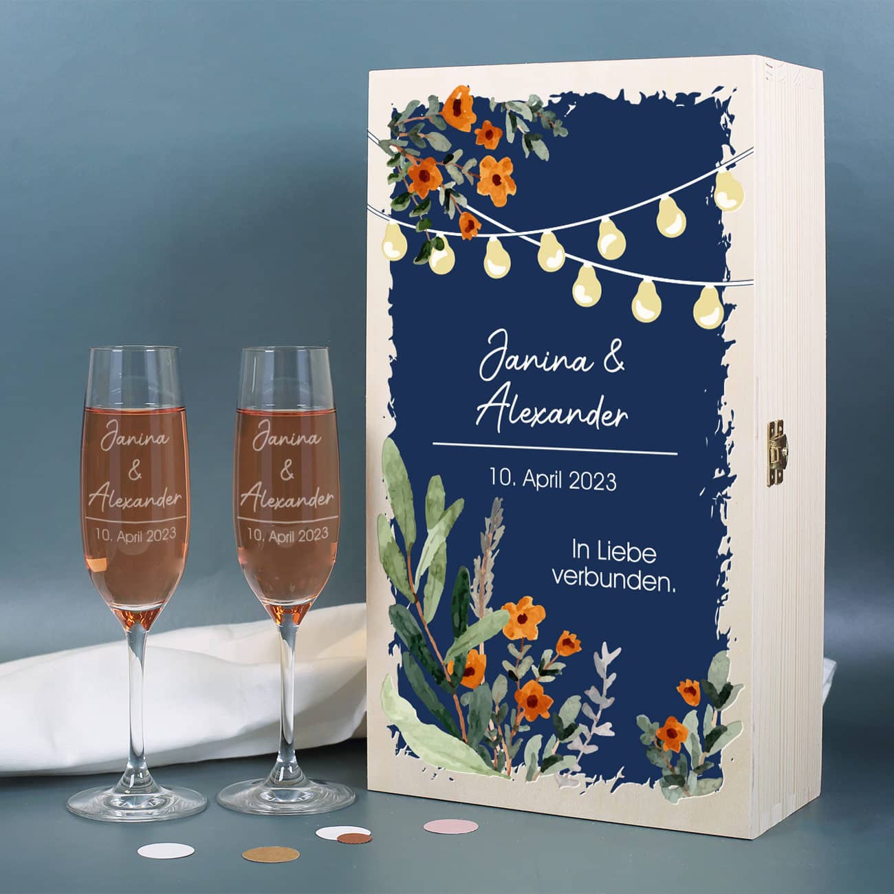 Romantisches Hochzeitsgeschenk mit zwei Sektgläsern in einer individuellen Holzbox