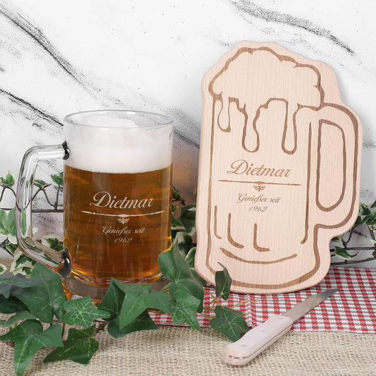 Bier-Set aus Bierkrug und Holzbrettchen