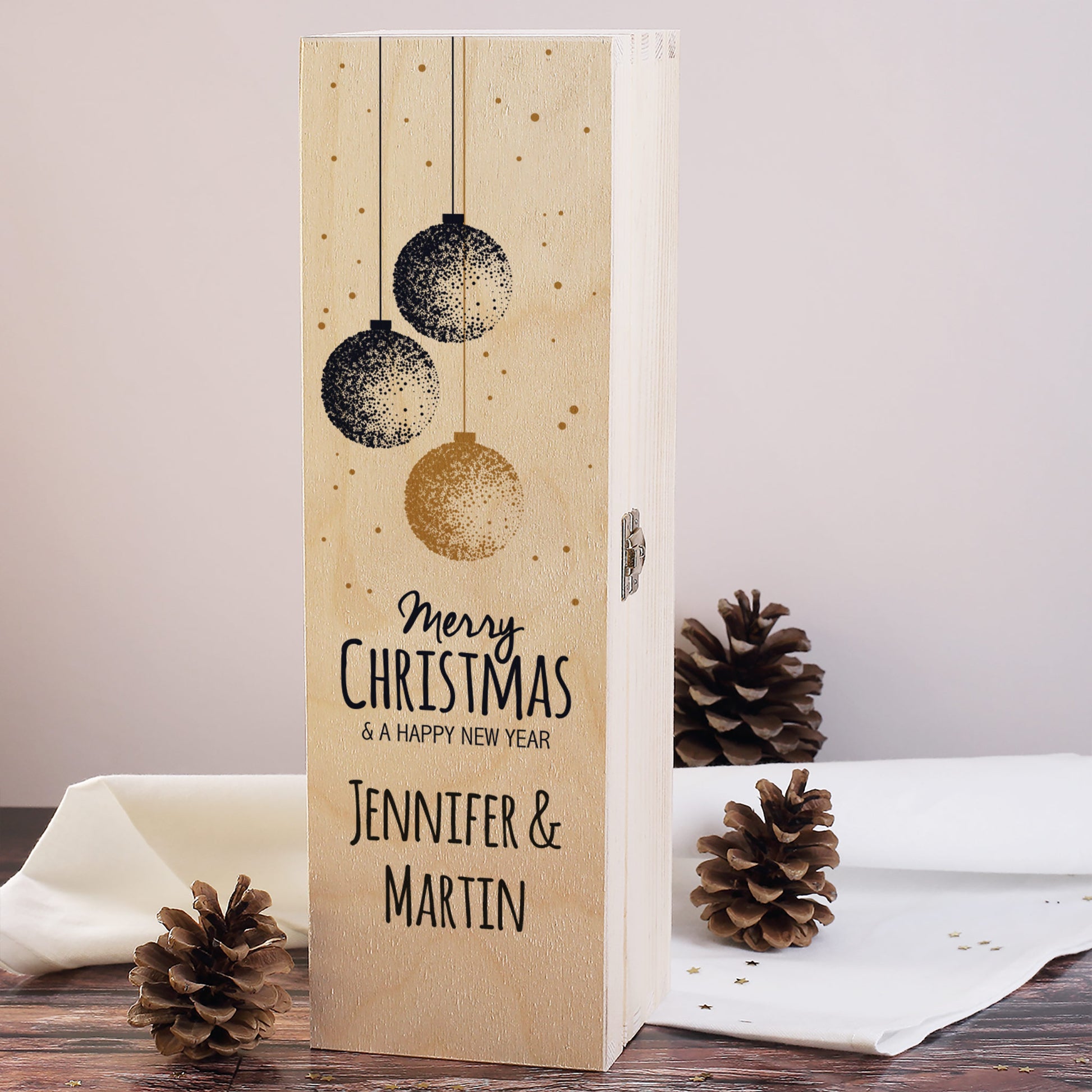 Gravierte Holzbox „Merry Christmas & a Happy New Year“ mit Kugelmotiv, personalisiert mit „Jennifer & Martin“.
