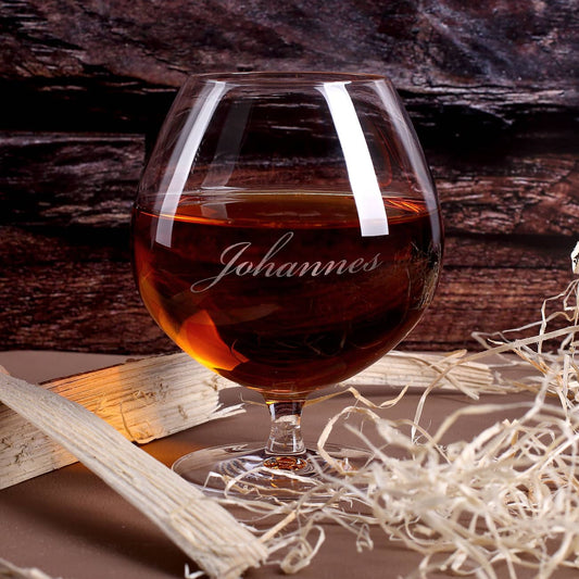 graviertes Weinbrandglas Name in Schreibschrift mit großem Bauch und breitem Standfuss