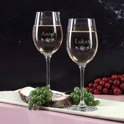 Zwei persönlich gravierte Weißweingläser der Marke Leonardo