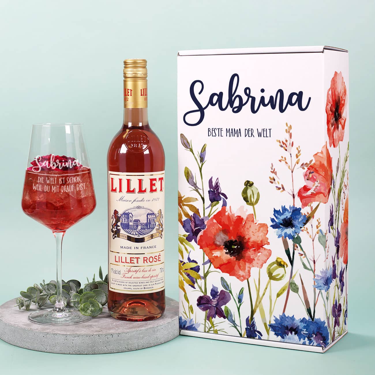 Die Welt ist schön, weil du mit drauf bist - Graviertes Weinglas mit einem Lillet Rosé und toller Geschenkverpackung