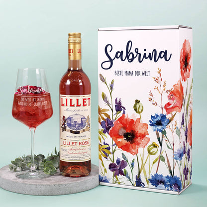 Die Welt ist schön, weil du mit drauf bist - Graviertes Weinglas mit einem Lillet Rosé und toller Geschenkverpackung