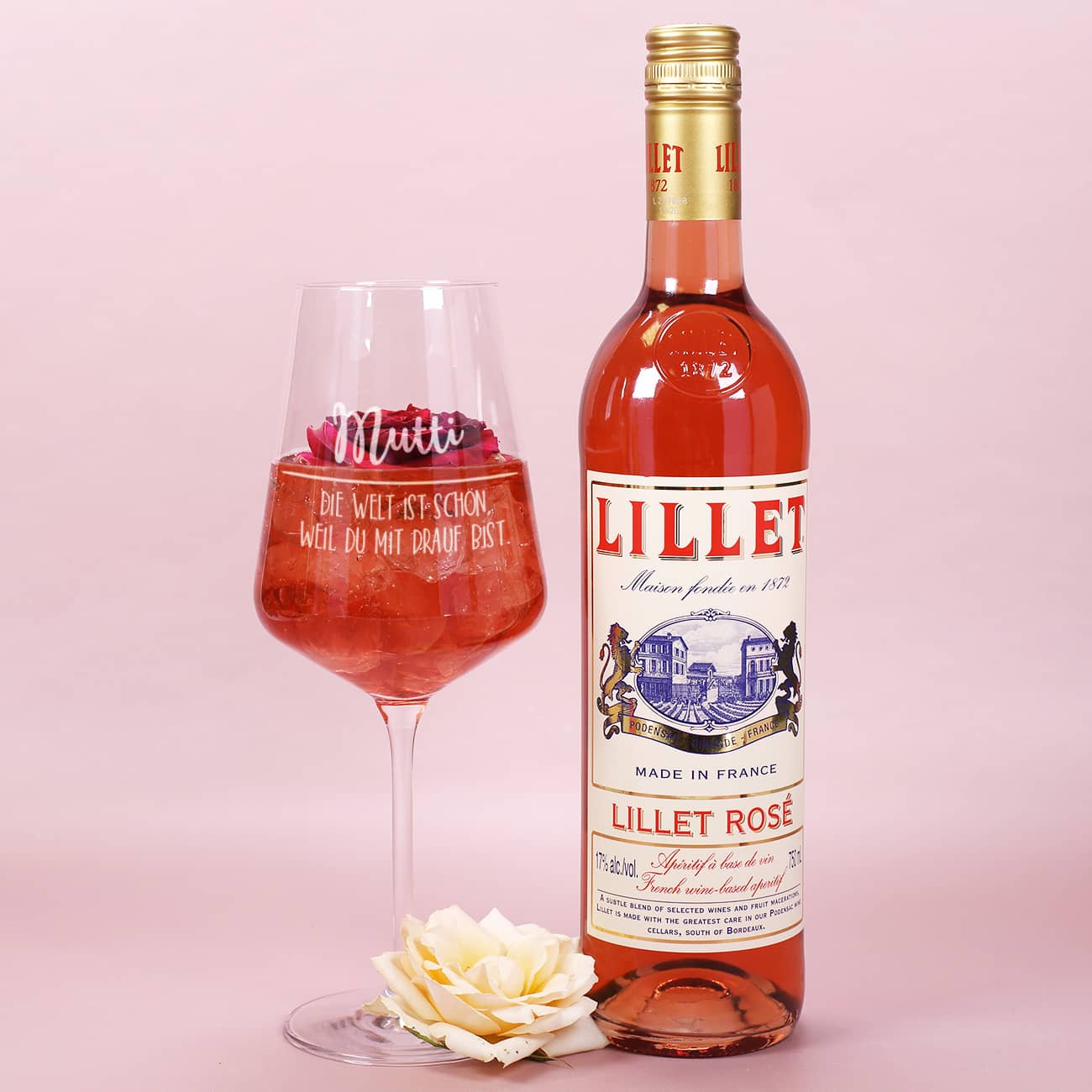 Lillet Rosé und graviertes Weinglas - Die Welt ist schön, weil du mit drauf bist - mit Ihrem Wunschnamen