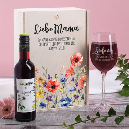 Personalisiertes Geschenkset für Ihre Mama zum Muttertag mit graviertem Rotweinglas, Biorebe Merlot und bedruckter Geschenkbox