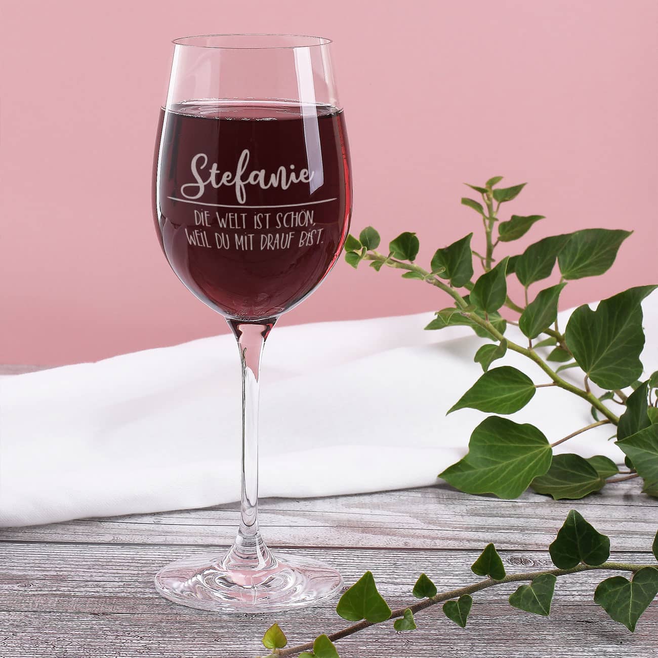 Rotweinglas "Die Welt ist schön, weil Du mit drauf bist." mit Ihrem Wunschnamen graviert