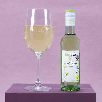 Kleine Flasche Wein der Marke biorebe & Weinglas mit Namensgravur