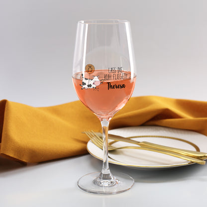 Graviertes Weinglas mit Kuh-Motiv, Ballon und Aufschrift „Lass die Kuh fliegen!“, personalisiert mit Name und Zahl