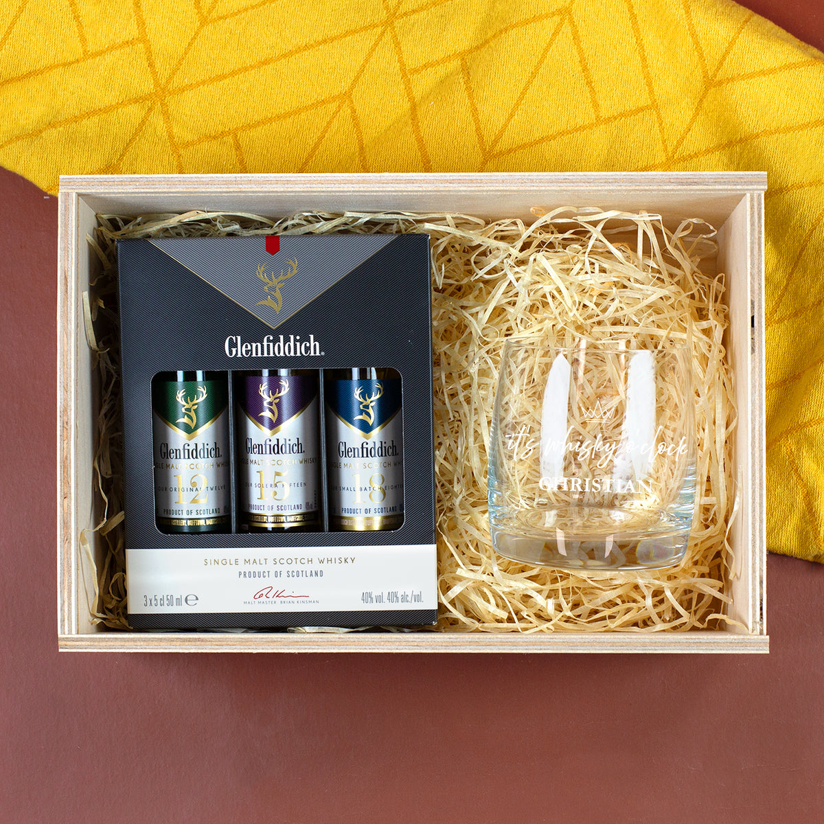 Geöffnete Whisky-Geschenkbox aus Holz mit Glenfiddich Miniaturen und personalisiertem Whiskyglas „It’s Whisky o’clock“ mit Name Christian