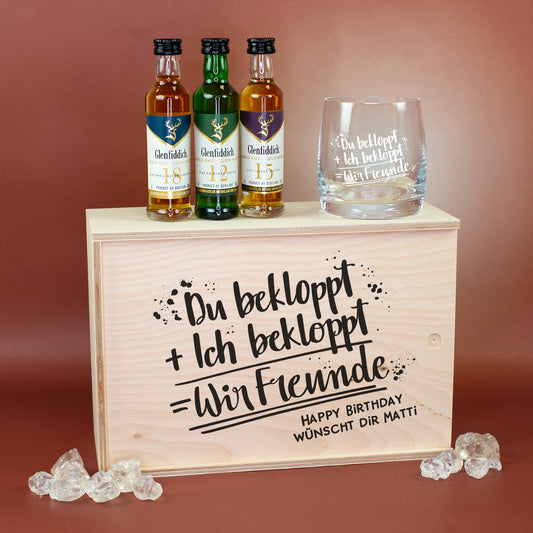 Whisky Geschenkset für Freunde mit Glenfiddich Miniaturen, Holzbox und Whiskyglas mit Spruch Du bekloppt plus Ich bekloppt gleich Wir Freunde