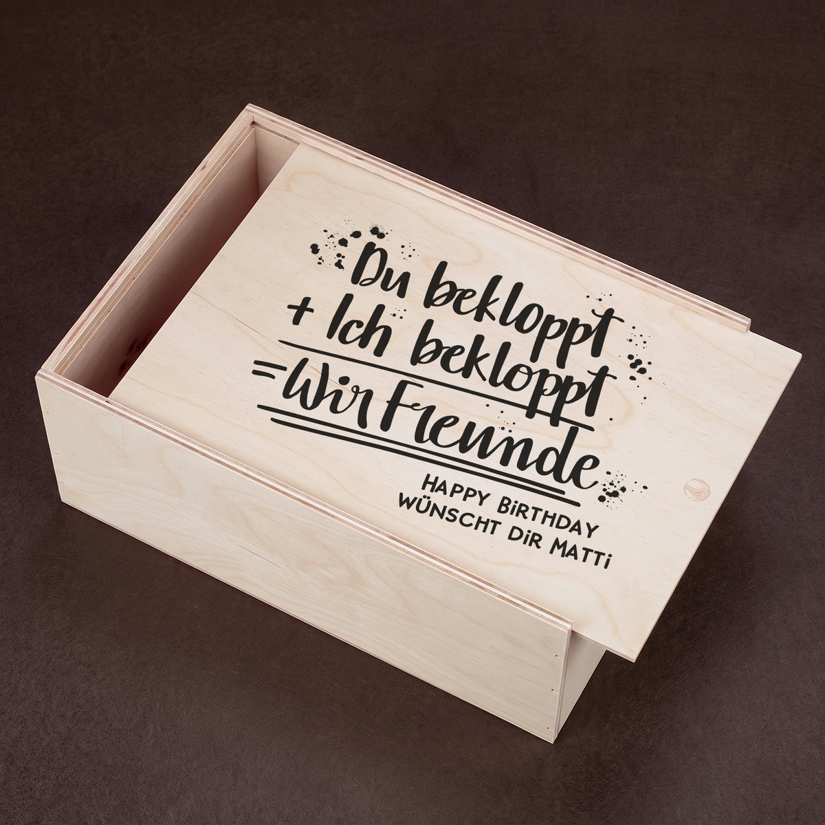 Personalisierte Holzbox mit Spruch Du bekloppt plus Ich bekloppt gleich Wir Freunde und Geburtstagsgruß für Matti