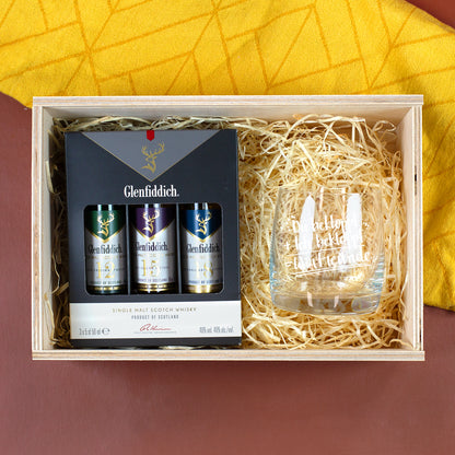 Geöffnete Holzbox mit Glenfiddich Whisky Geschenkset und Whiskyglas mit Freundschaftsspruch