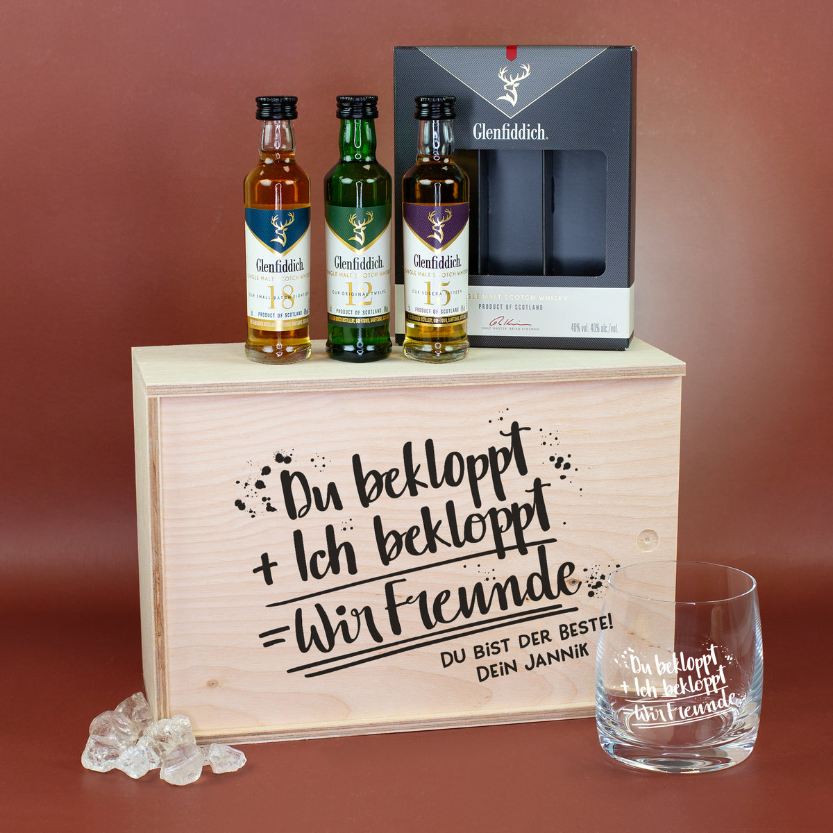 Personalisiertes Whisky Geschenk für Freunde mit Holzbox, drei Glenfiddich Miniaturen und graviertem Whiskyglas