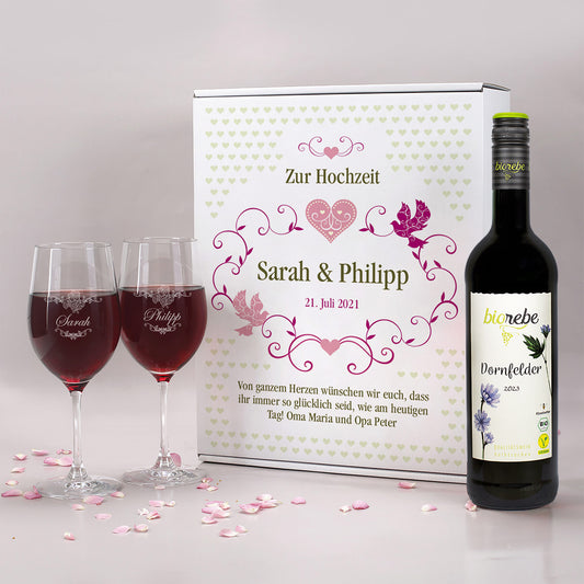 Geschenkset zur Hochzeit mit Biorebe Dornfelder Wein, zwei gravierten Weingläsern „Sarah & Philipp“ und personalisierter Geschenkbox