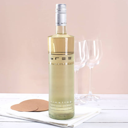 Weinset zum 80. Geburtstag mit Weinglas und Weißwein