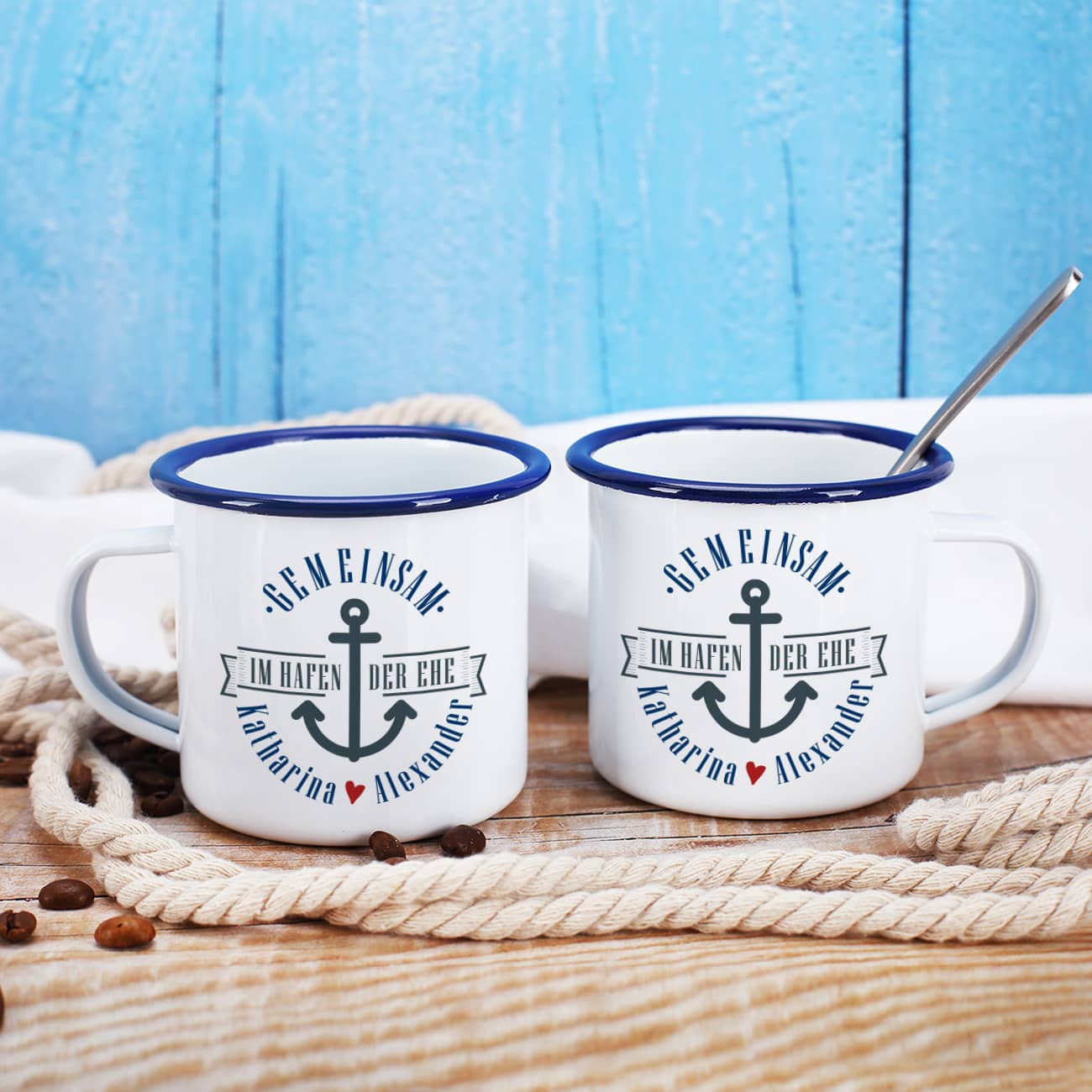 Zwei Metalltassen im Set zur Hochzeit