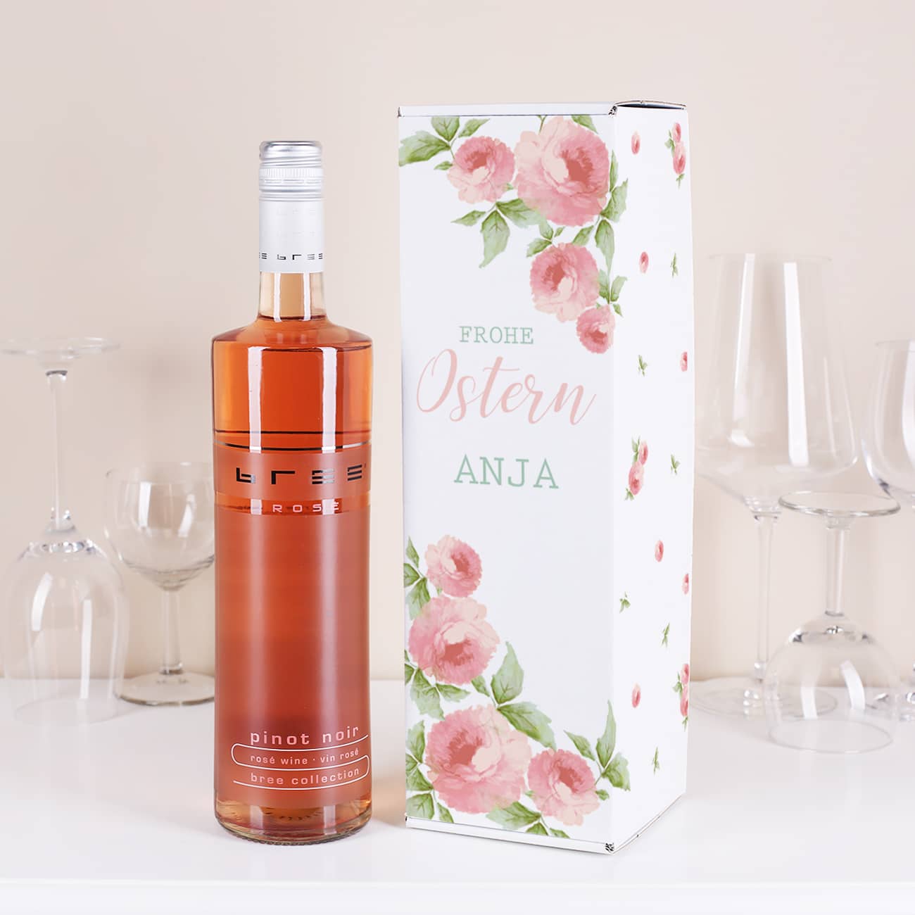 Flaschenverpackung zu Ostern bedruckt mit Name und mit Roséweinflasche