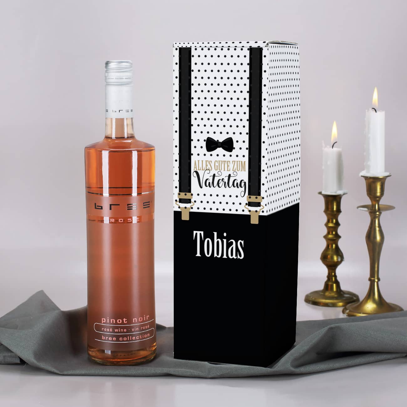 Weinflasche mit Hosenträger Motiv Verpackung und Name