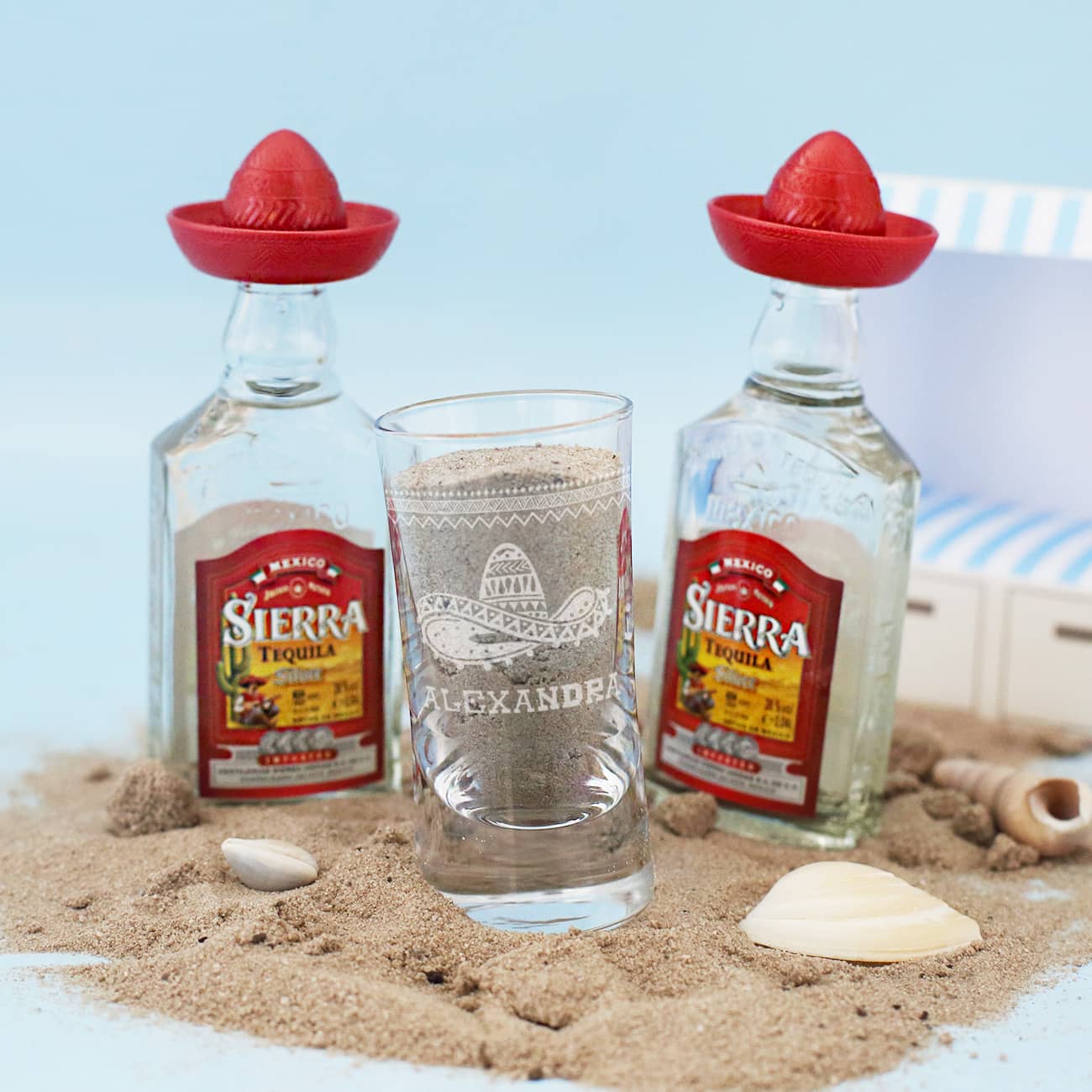 Geschenkset mit Holzkiste, zwei kleinen Tequilas und einem gravierten Schnapsglas mit Name