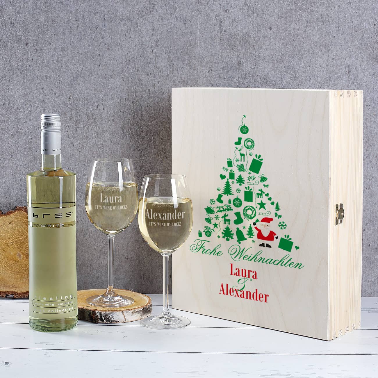 weihnachtliches Weinset aus 2 gravierten Gläsern mit Wein in Holzbox