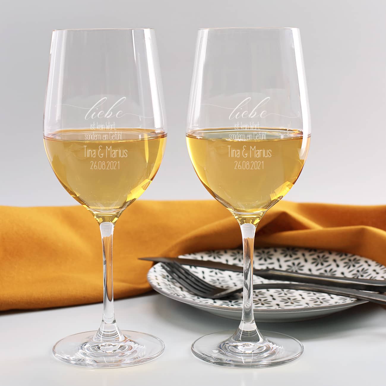 Zwei Weingläser zur Hochzeit "Liebe ist kein Wort, sondern ein Gefühl"