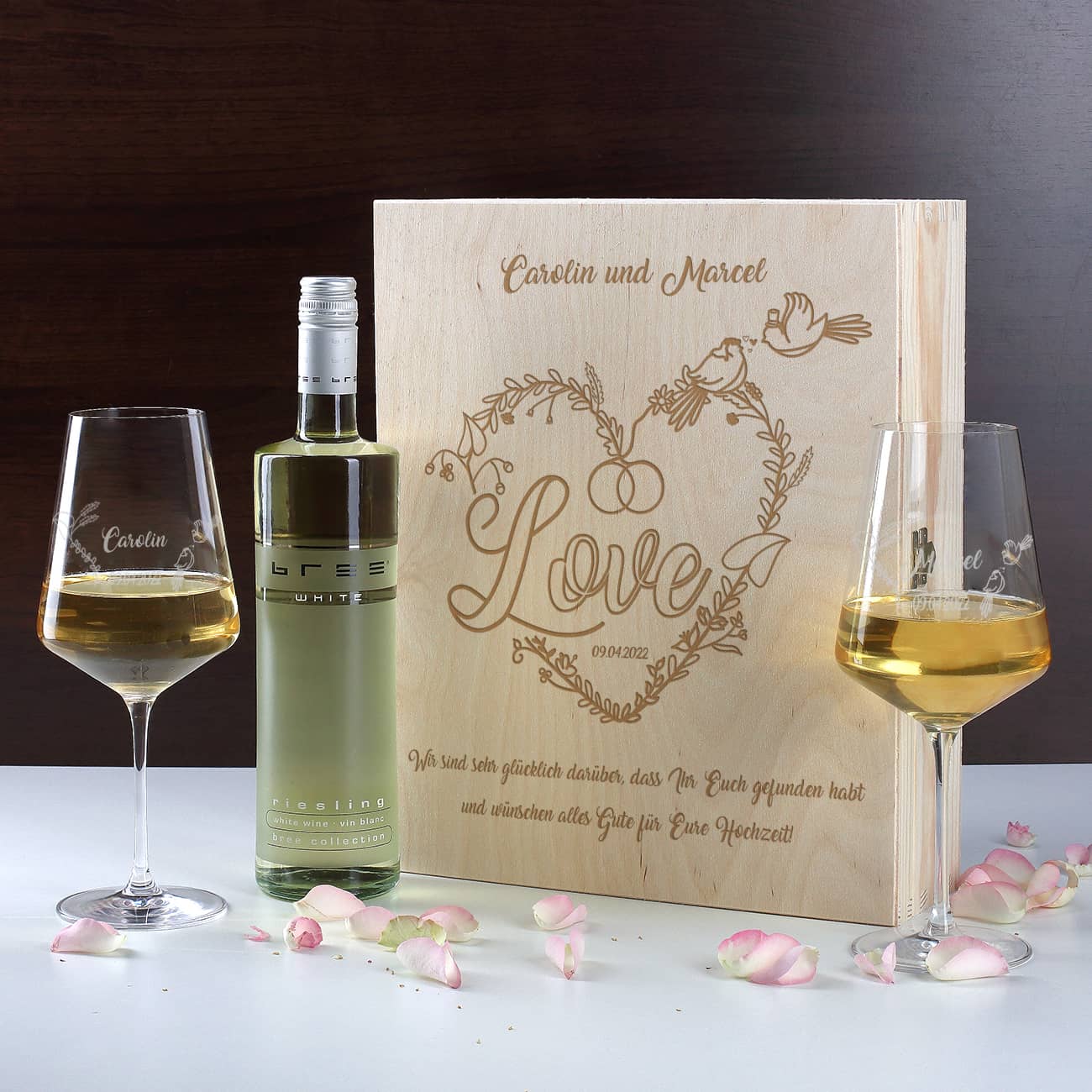 Romantisches Wein-Set mit persönlich gravierten Weingläsern in einer Holzverpackung