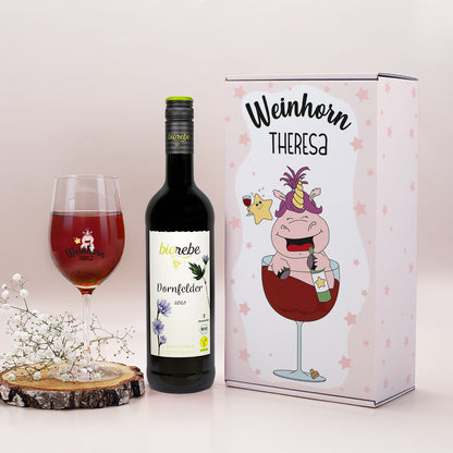 Geschenkset Weinhorn Theresa mit Biorebe Dornfelder Rotwein, graviertem Weinglas und rosa Geschenkbox mit Einhorn-Motiv