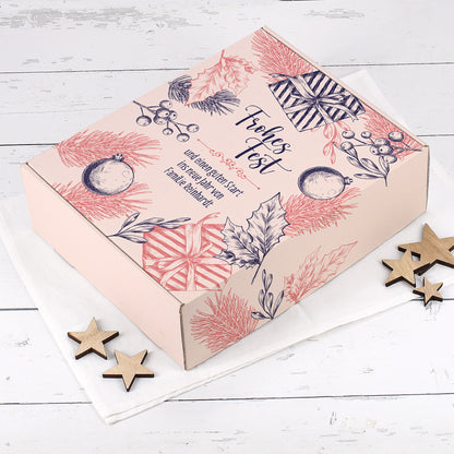 Geschenkbox „Frohes Fest“ mit weihnachtlichen Illustrationen und personalisiertem Text