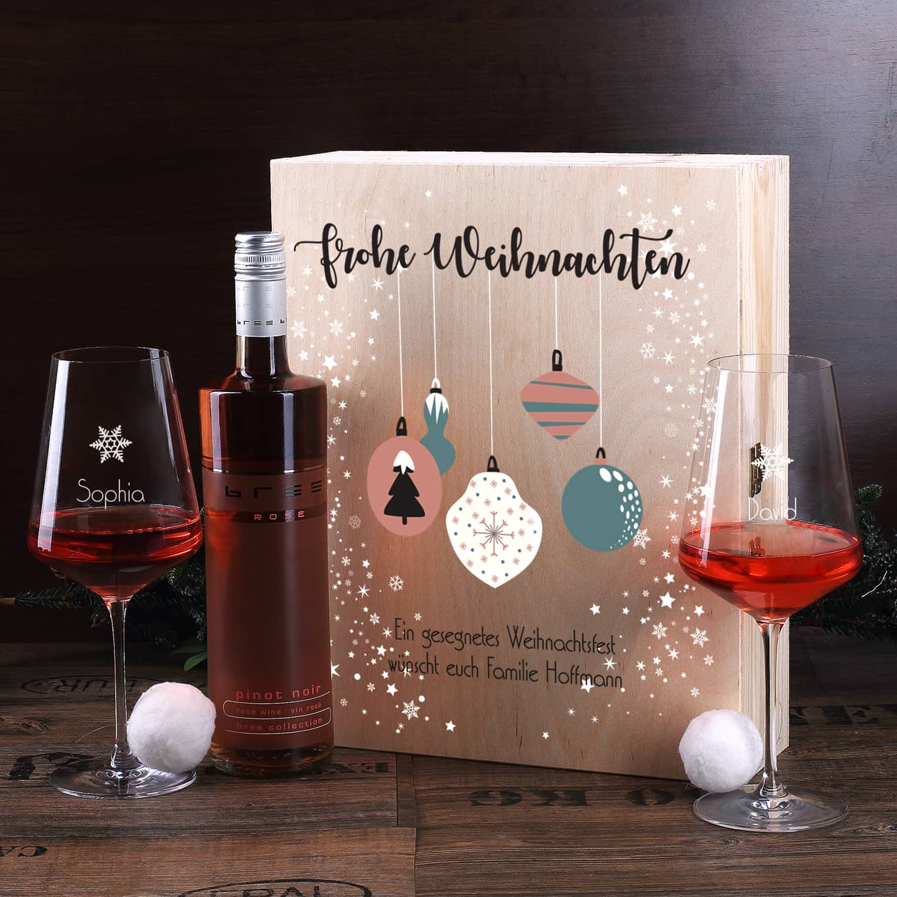 Weinset bestehend aus personalisierbarer Holzbox berduckt mit wunderschönem Weihnachtskugeln und gravierte Weingläser im 2er-Set 