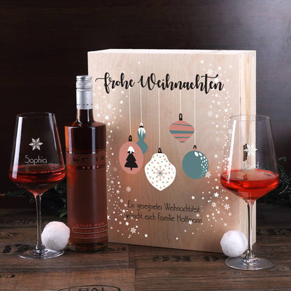 Weinset bestehend aus personalisierbarer Holzbox berduckt mit wunderschönem Weihnachtskugeln und gravierte Weingläser im 2er-Set 