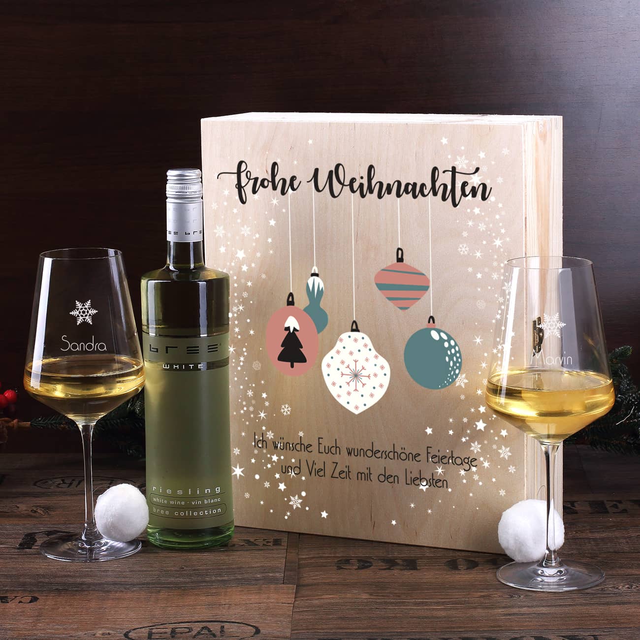 Weihnachts-geschenkset mit einer Holzbox berduckt mit Ihrem ganz persönlichen Text und zwei gravierten Weingläsern mit den Namen iHRER wAHL